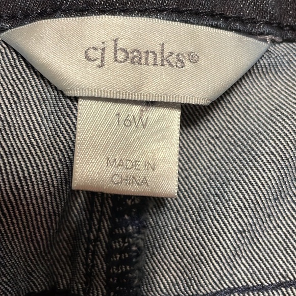 Dark wash skirt with zipper pockets - Picture 3 of 5